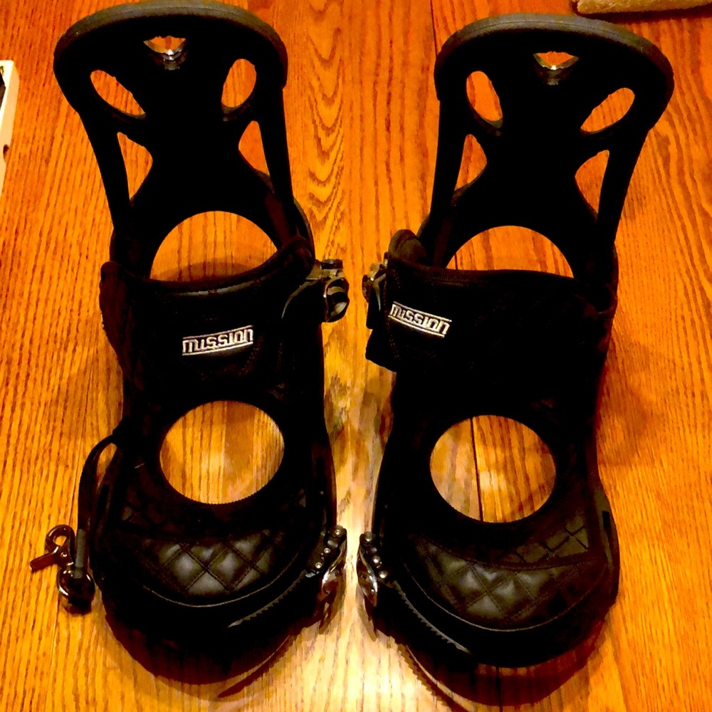 Burton mission bindings all black with chrome detailing in excellent condition